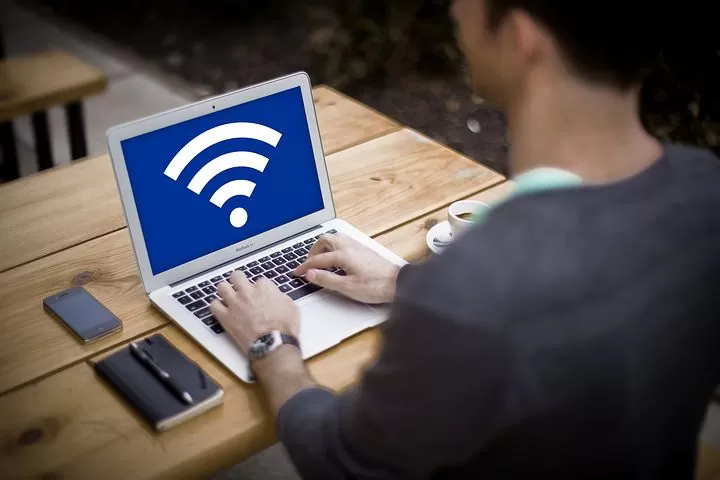 ilustrasi orang yang sedang memperbaiki wifi